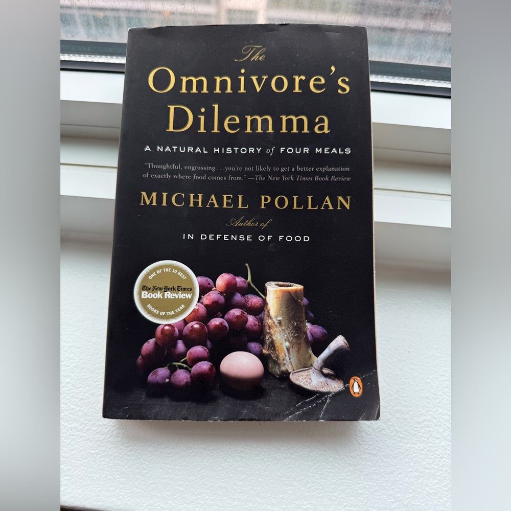 📚 The Omnivore’s Dilemma by Michael Pollan
A Natural History of Four Meals